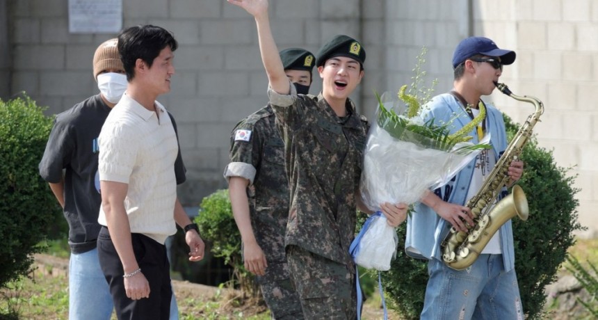 BTS y el servicio militar en Corea del Sur: el primer integrante completó su entrenamiento y la banda recién podrá volver en 2025