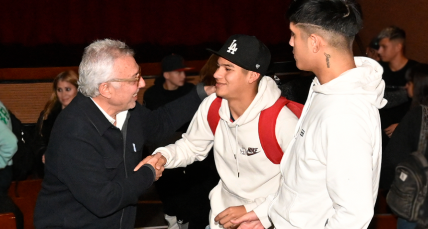 En el Teatro Pepe Soriano, Julio Zamora acompañó a la comunidad educativa en una nueva edición del ciclo “Las Escuelas Van al Cine”