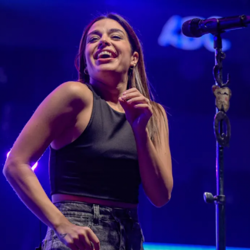 Eugenia Quevedo lanza su versión en vivo de “50%”