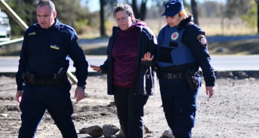 Exigen la liberación inmediata de la periodista detenida en la protesta contra la extracción del quebracho en Villa Allende