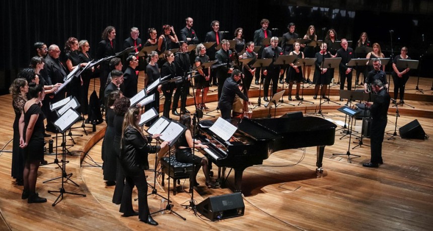 El Coro Nacional de M&uacute;sica Argentina canta tango, con m&uacute;sicos invitados