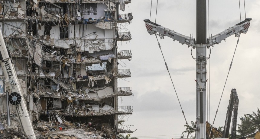 Ya son 20 las víctimas por el derrumbe y sigue el operativo de búsqueda pese al huracán