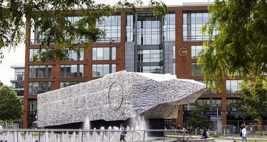 Marta Minujín creó una colosal réplica del Big Ben para el Festival de Manchester