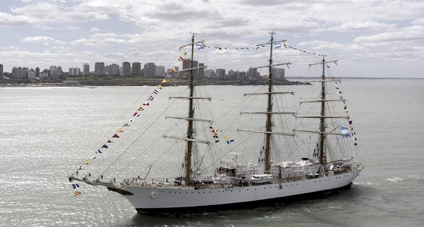 La Fragata Libertad llegó a Mar del Plata y permanecerá hasta el domingo fondeando en el mar