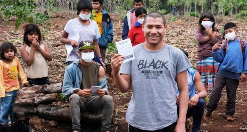 Vacunar en Pozo Azul, la entraña de la tierra roja misionera, donde vive el pueblo mbyá guaraní