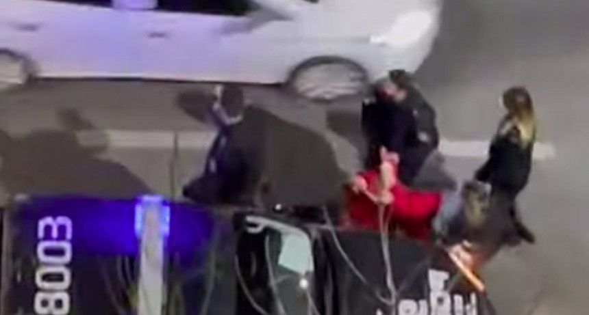 Santa Fe: Fuera de sí, una mujer destrozó con un matafuegos una camioneta de alta gama