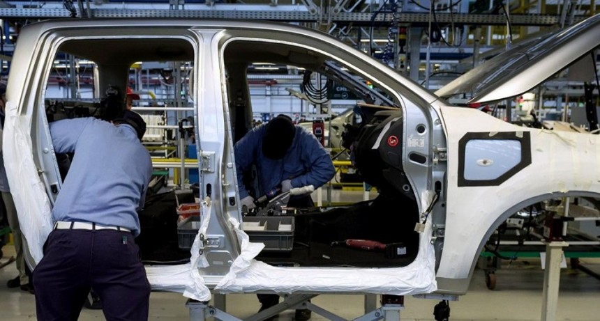 La industria creció 8,2% en junio contra 2019 gracias a la construcción y las automotrices