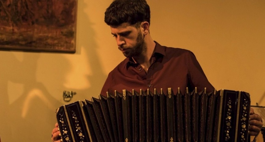 Diego Maniowicz: Cada día más chicas se acercan al bandoneón