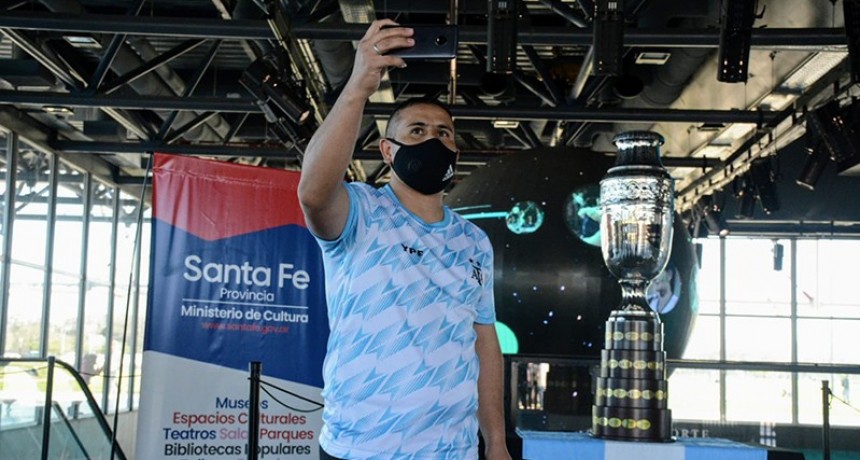 Hinchas se fotografiaron con la réplica de la Copa América en el barrio de Messi