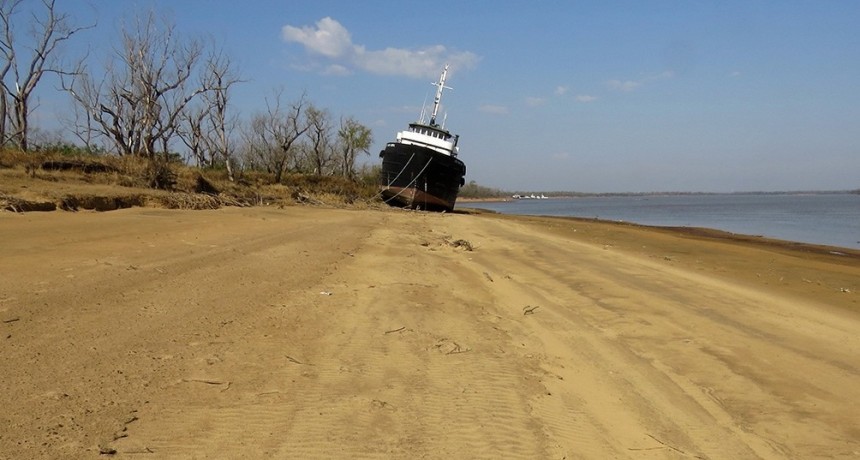 Construyen un dique y colocan dos bombas de agua en Paraná por la bajante del río