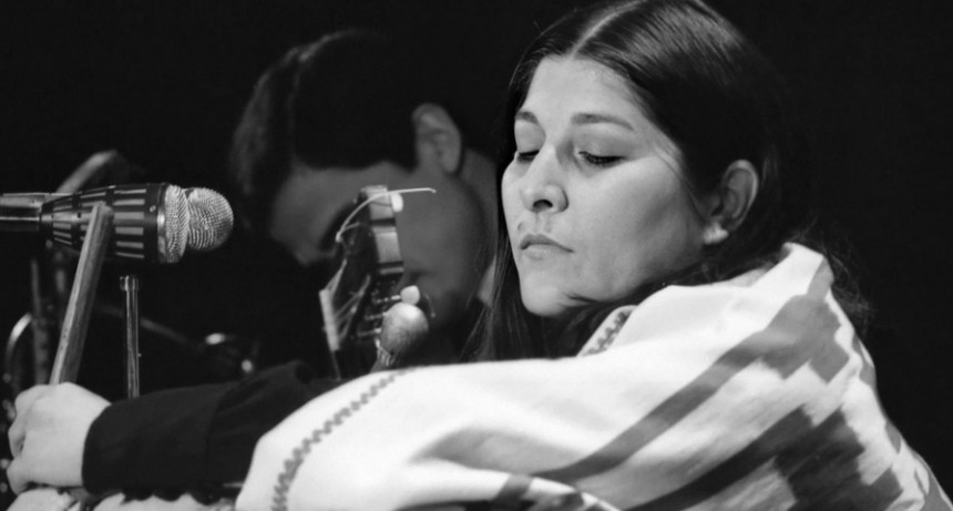 Rinden tributo a Mercedes Sosa en el 87º aniversario de su nacimiento
