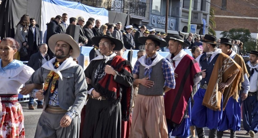 Con desfiles, peñas y actos, se celebró el Día de la Independencia en todo el país