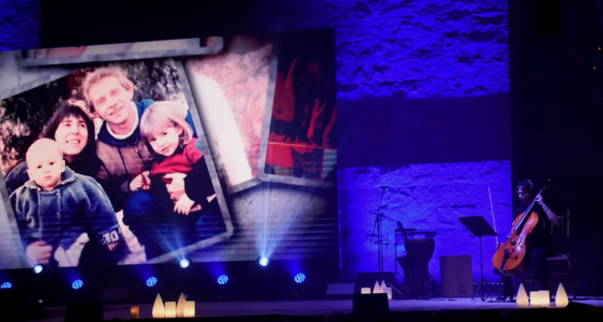 Arte, música y memoria, en el emotivo acto en recuerdo de las 85 víctimas del atentado a la AMIA