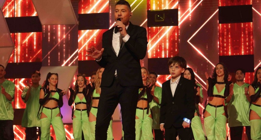 A pura música y acompañado por su hijo Lolo: así fue la vuelta de Marcelo Tinelli a la televisión con Canta Conmigo Ahora