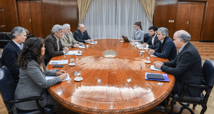 Caputo se reunió con la Sociedad Rural y prometió: “El futuro está en la reducción de retenciones”