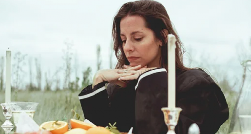 Cata Raybaud presenta el single 