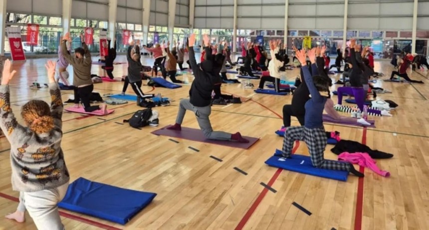 El microestadio municipal de Benavídez fue escenario para un nuevo encuentro de yoga