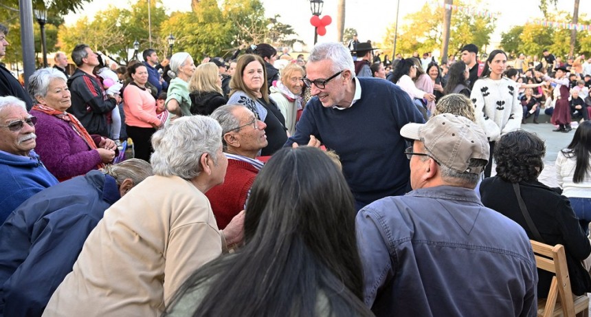 Junto a autoridades del Municipio de Tigre, una multitud celebró el 90° aniversario de El Talar en la plaza central de la localidad