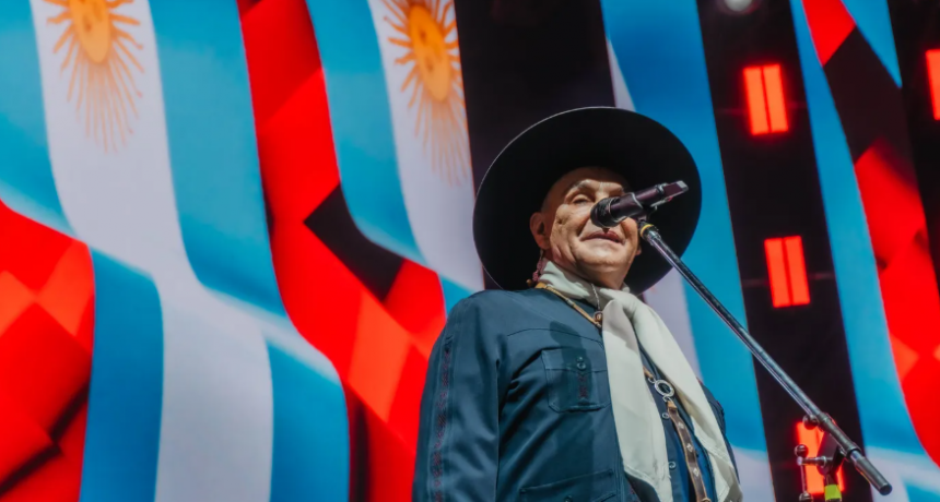 El Chaqueño Palavecino vuelve a La Plata: “El país siempre cantó folklore”