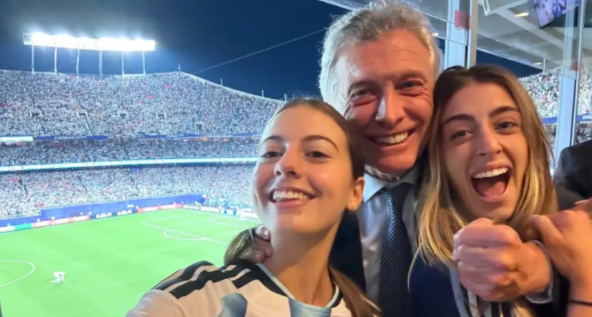 Mauricio Macri, Antonia y Valentina Barbier festejaron el triunfo argentino
