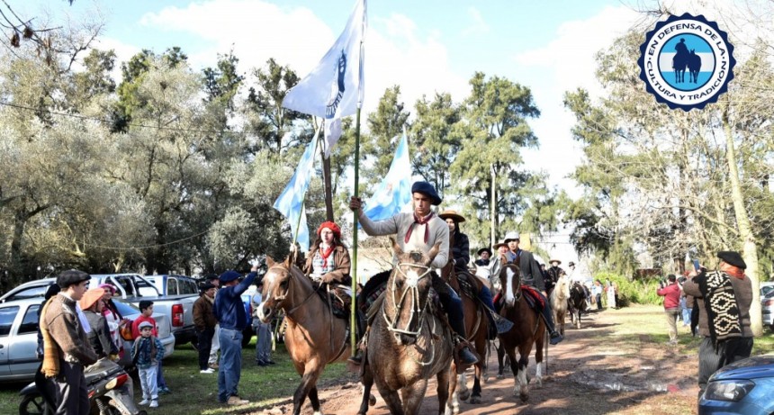Denuncian que el intendente Oscar Luciani de Lujan impidió la llegada de una cabalgata gaucha