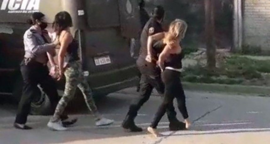 Detuvieron a Roxana Carabajal por agredir a policías que arrestaban a jóvenes por incumplir la cuarentena