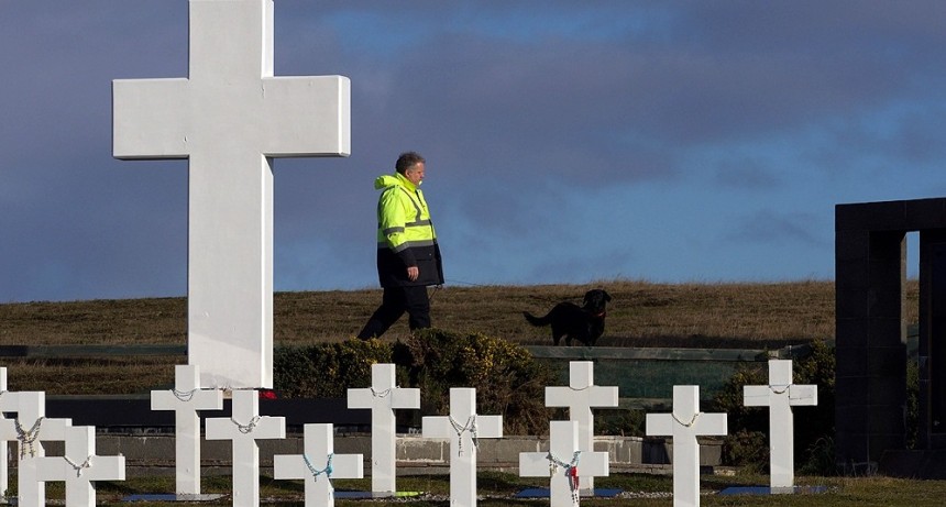 Comienzan los trabajos forenses en una tumba colectiva en el cementerio de Darwin