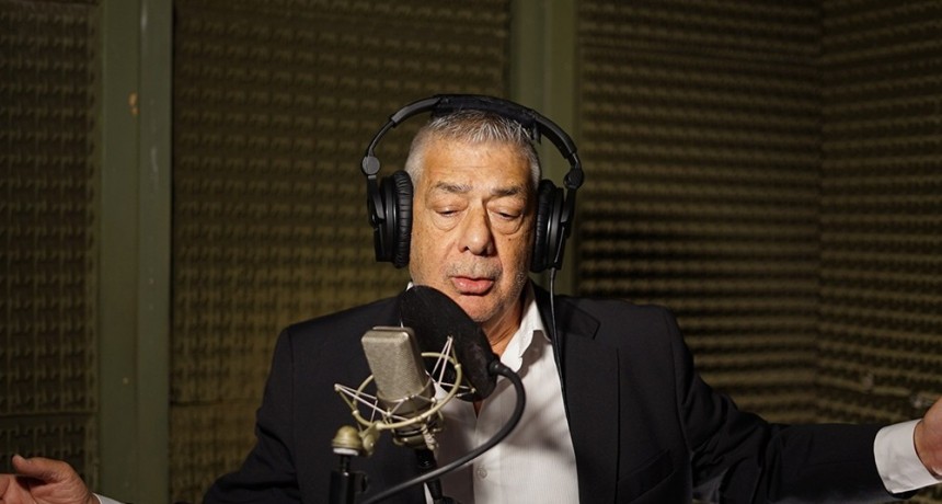 El cantante Alfredo Esmok presenta su tercer disco “Ni me entrego ni me voy”