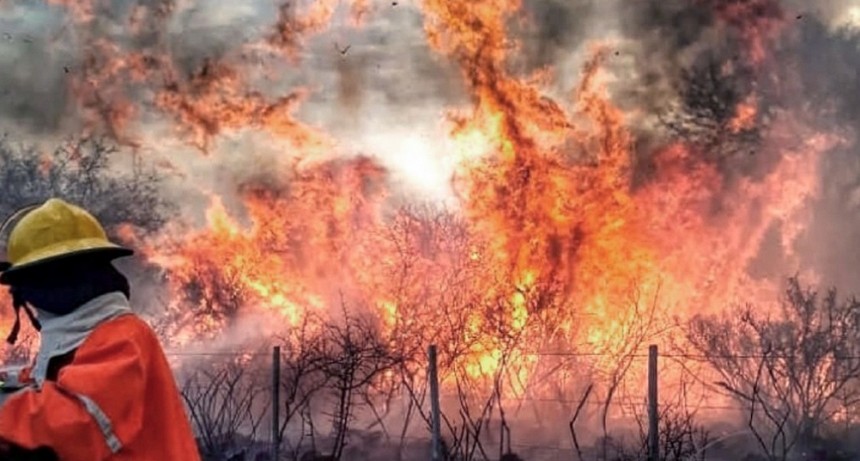 Con gran parte del fuego controlado continúa el combate contra los incendios