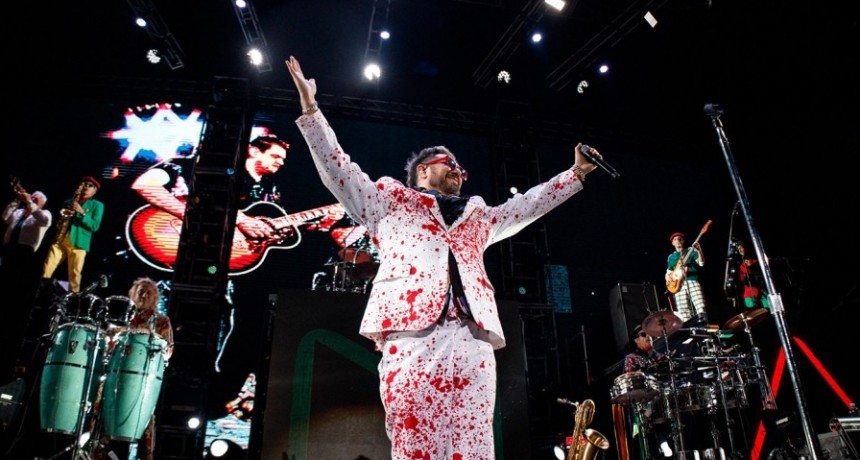 Los Decadentes colmaron el Luna Park a puro hit y cover