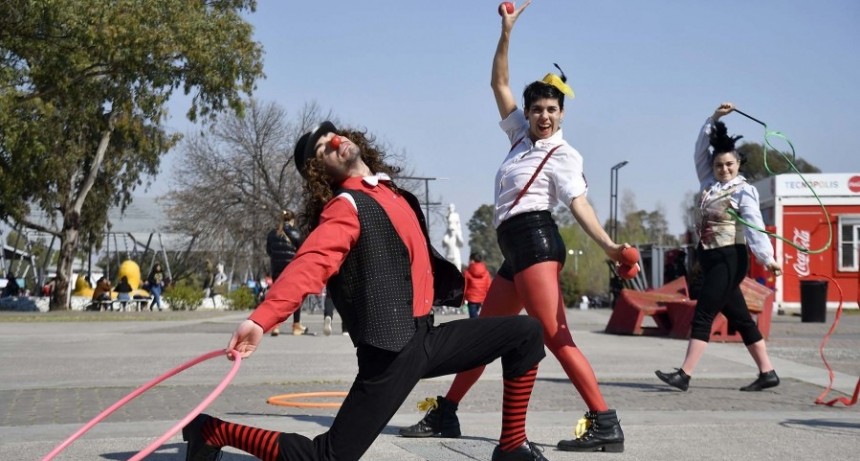 Con experimentos científicos y espectáculos gratuitos, miles de familias celebran las infancias