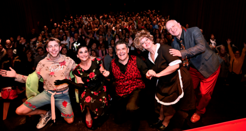 “Velorio a la carta”, la comedia protagonizada por Julián Weich que deleitó a los vecinos de Tigre