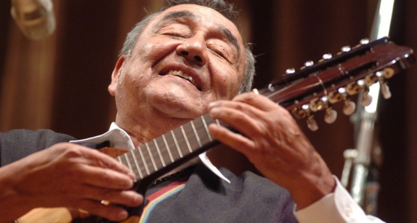 Proponen que además de la primavera, el 21 de septiembre se celebre el Día del Charanguista