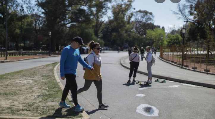 Sin tapabocas al aire libre y más aforos: el detalle de las nuevas medidas sanitarias