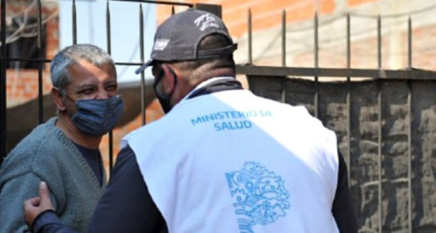 Con móviles sanitarios y casa por casa, buscarán personas sin vacunar en barrios más alejados