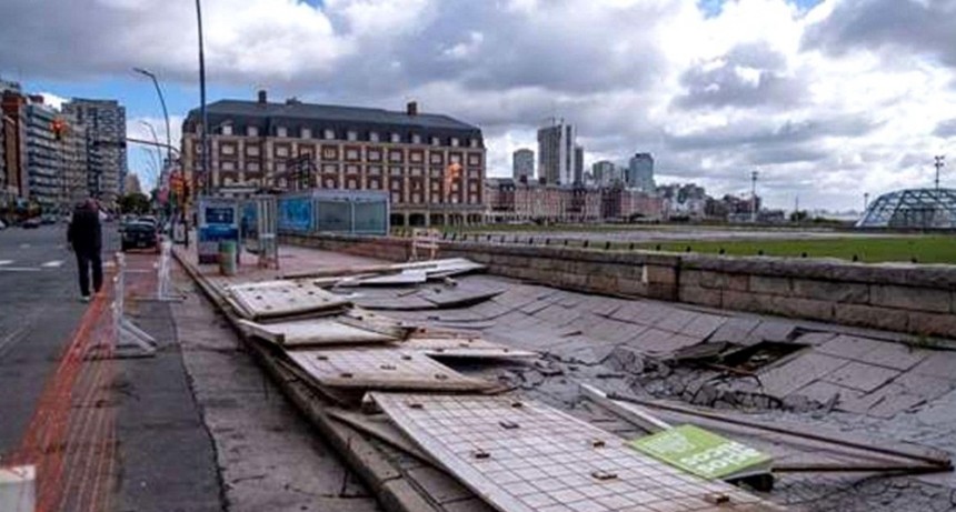 Clases suspendidas, techos volados y caída de arboles en Mar del Plata, Pinamar y Necochea