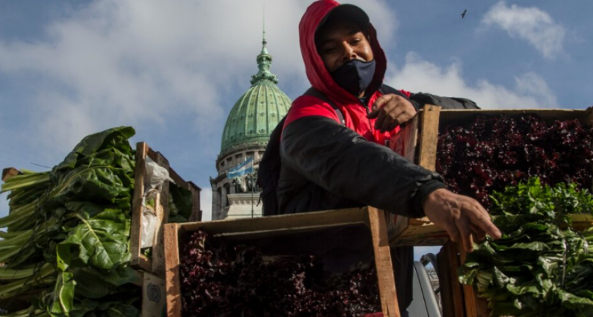Familias campesinas piden una ley de acceso a la tierra con un acampe frente al Congreso