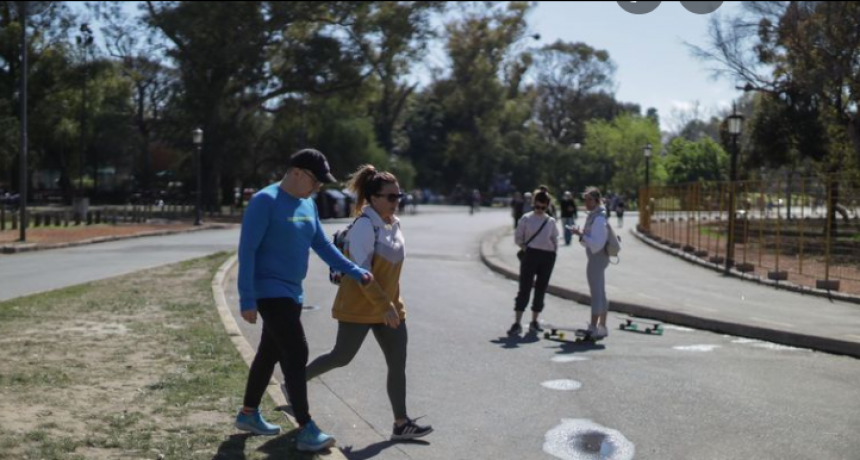 Sin tapabocas al aire libre y más aforos: el detalle de las nuevas medidas sanitarias