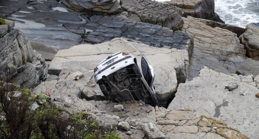Una mujer resultó herida al despistar su auto y caer al vacío en la costa marplatense