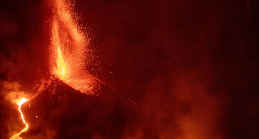 El volcán Cumbre Vieja de Canarias volvió a escupir ceniza
