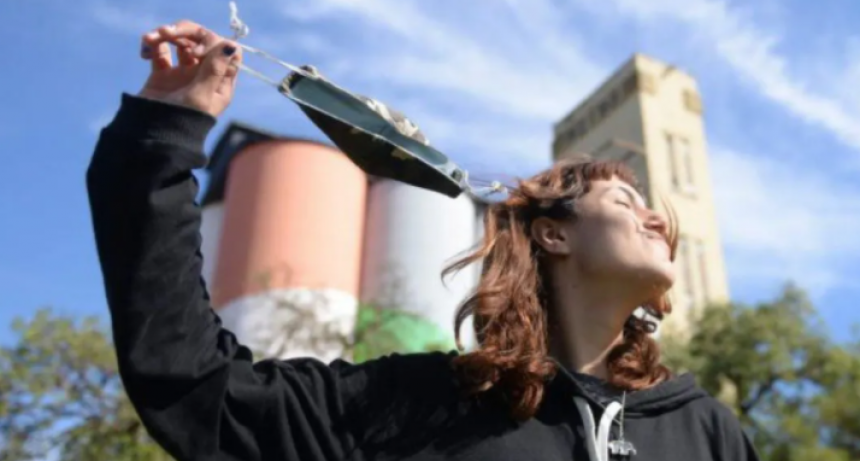 Barbijo: será opcional al aire libre pero continúa siendo obligatorio en lugares cerrados