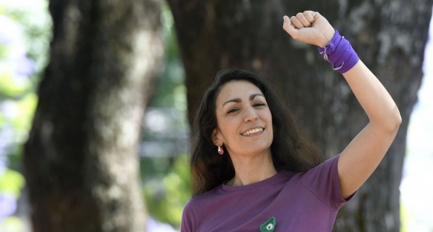 Argentores distinguió a una mujer que filmó un documental sobre el femicidio de su madre