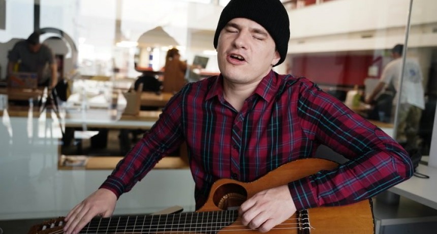 Nahuel Pennisi: de los días tocando en la calle a la nueva canción que le abrió las puertas a otro nivel de fama