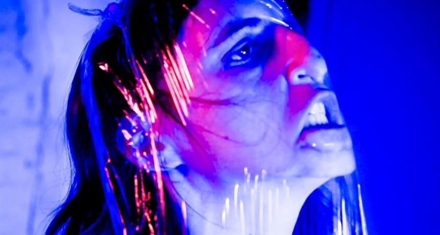 Se estrena “Plastificame el metaverso”, acerca del consumo capitalista y el medio ambiente