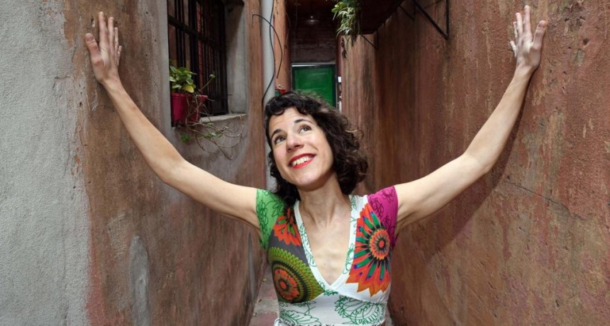 La “Santa Rutina” de las canciones de Camila Campodónico llegan a Villa Pueyrredón