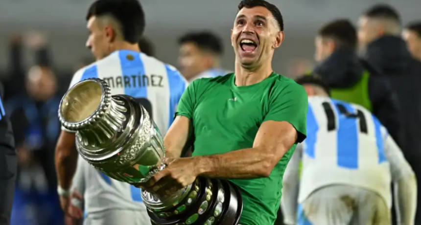 El provocador y clásico baile de Dibu Martínez tras el triunfo de Argentina ante Chile que se volvió viral en la red