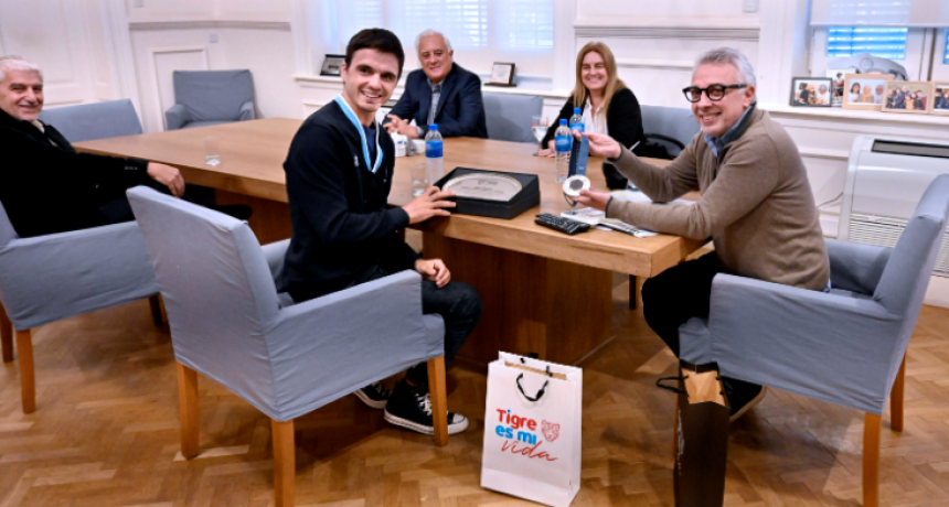Julio Zamora recibió al regatista Mateo Majdalani tras obtener la medalla de plata en los Juegos Olímpicos de París 2024