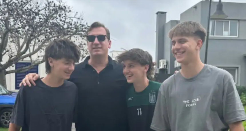 Maxi López posó junto a sus hijos en su llegada a Argentina para grabar Masterchef Celebrity