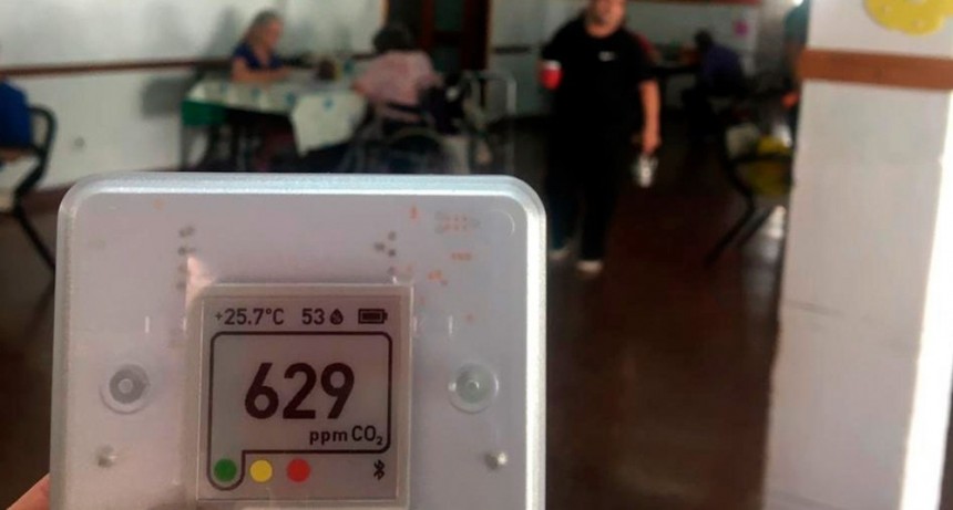 Treinta escuelas porteñas se unieron para construir medidores de dióxido de carbono