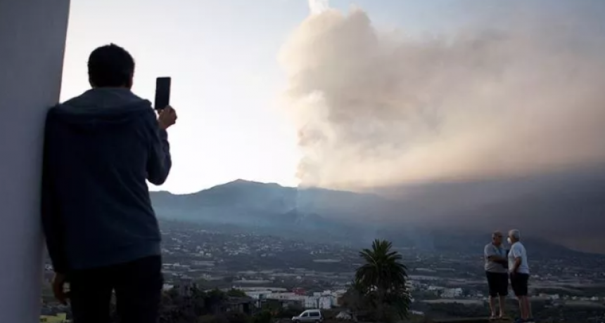 Nueva colada de lava tras el derrumbe parcial de la cara norte del volcán en La Palma